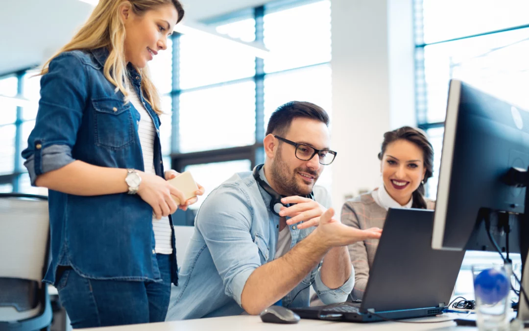 Un collaborateur sollicité pour un problème informatique dans une PME